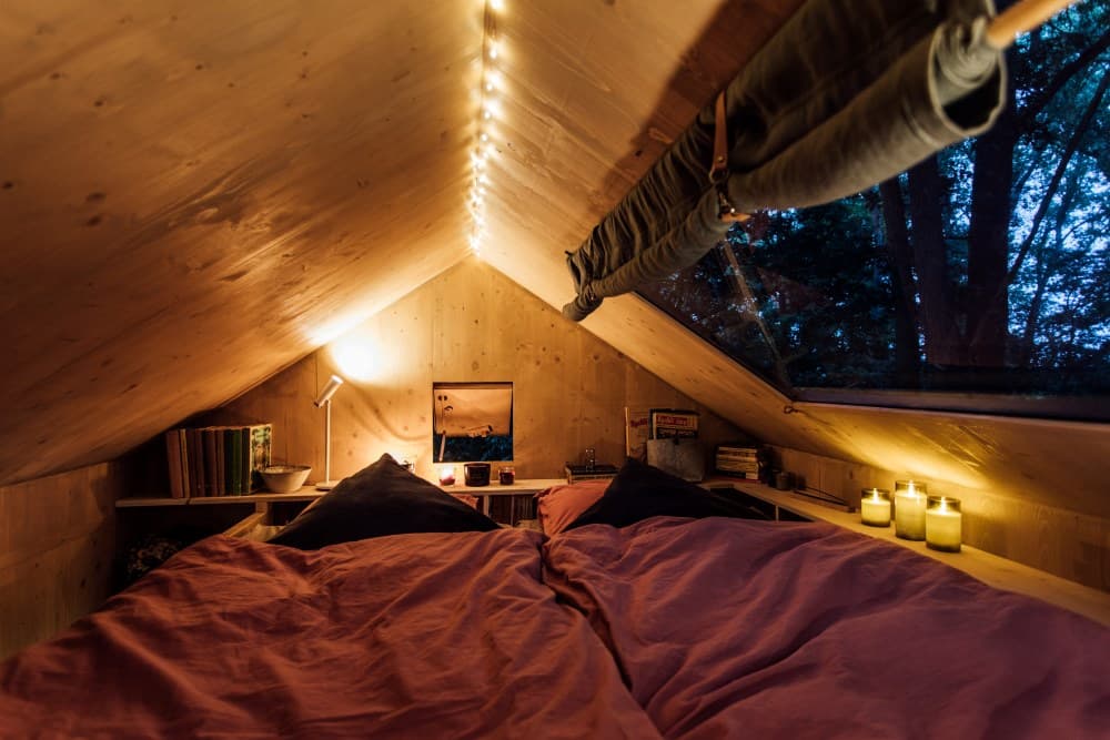 Postel v glamping posedu