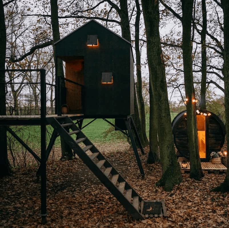 Interiér glamping posedu